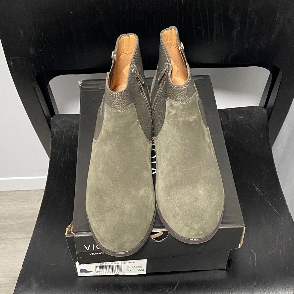 Vionic Women’s Green Suede Boots. Sz 10 W